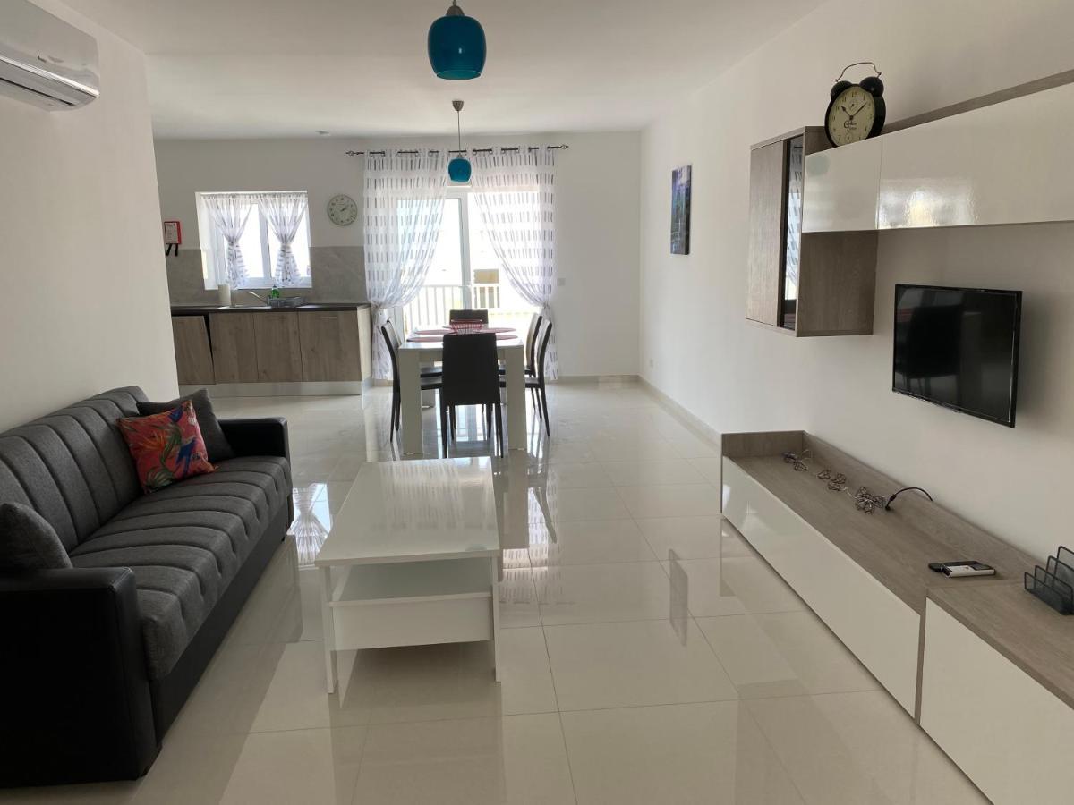 Sunshine - Modern Three Bedroom - No 3 *